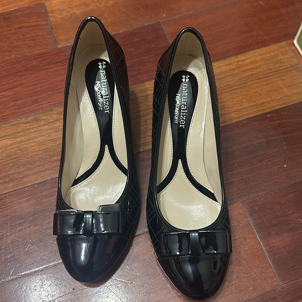 Naturalizer black heels size 7. Perfect for anyone who’s looking for comfort.